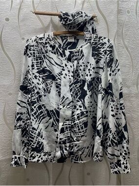 Elite Abstract Print Blouse Women Size 10 Black White Excellent Hidden Button